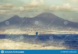 Nun haben forscher eine überraschende entdeckung bei einem der toten gemacht. Der Vesuv Ist Als Der Vulkan Beruhmt Der In Den Romischen Zeiten Und In Begrabenem Pompeji Ausbrach Stockbild Bild Von Golf Historisch 139607059