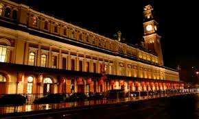 Mais de 60 viaturas e 100 homens do corpo de bombeiros foram deslocados para o local na tentativa de debelar as chamas que tomaram conta do prédio histórico da estação da luz, que abrigava o museu. Incendio De Grandes Proporcoes Atinge Museu Da Lingua Portuguesa Agencia Brasil