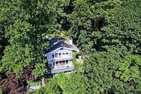 The barn is a recording studio on the property of phish guitarist trey anastasio, located in the green mountains near burlington, vermont.1. Phish Guitarist Trey Anastasio Selling 2 3 Million House