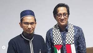 Ustaz adi hidayat menjelaskan amalan utama dan tujuh amalan pascasholat yang memiliki pahala dahsyat bagi kehidupan pribadi dan sosial. Ustaz Adi Hidayat Sudah Diizinkan Istri Poligami Tapi