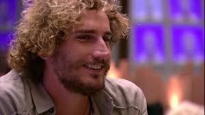 Alan vê Hana na plateia e diz: 'Bonitona'