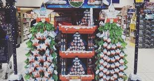 Et Maintenant Noel Chez Vous Aussi Mickael De Benedetti Xmas Christmas Chocolate Kinder Ferrerorocherfr Holiday Decor Decor Holiday