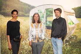 Dort arbeitet sie für einige jahre als mannequin und erhält so direkten einblick in. Nachbericht Elfie Semotans Bilderbuchkarriere Eine Ausstellung Spricht Bande The Fashion Squad Online Presse Center