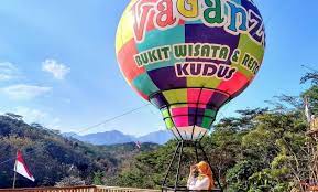 Wisata the hills vaganza, hal ini karena memiki konsep yang unik perpaduan dengan alam hijau yang asri, menghasilkan udara yang sejuk. 10 Spot Foto Di The Hills Vaganza Kudus Harga Tiket Masuk Tempat Wisata Resto Baru Jejakpiknik Com