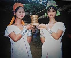 Wearing Rings To Have A Giraffe S Neck In Thailand Padaung Women Without Rings Shows How These Women Look Like Without The Brass Coils On Their Neck Karen People Female Images People Of The World