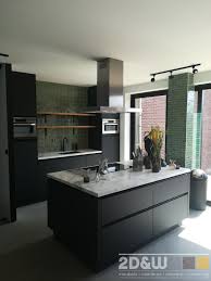 keuken met kookeiland mat zwarte fronten en rustiek eiken planken keuken ontwerp keuken idee keuken