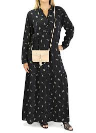 Certainement cousue main en (je pense) polyester (rigide) assez chaude. Robe Longue Ample A Motifs Plumes Couleur Noire Pret A Porter Et Accessoires