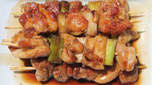 Yakitori Les Brochettes De Poulet Sont Particulierement Populaires Au Japon Leur Pays D Origine Elles Brochette Poulet Cuisine Asiatique Recette Asiatique
