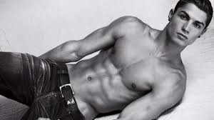 Ronaldo ist ein vorzeigeathlet, ein perfektionist, beinahe ein asket, der mit akribie an seinem körper arbeitet. Die Schonsten Fussballer Der Welt Oben Ohne Fussball