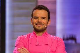 Wegen einer verletzung am fuß muss er auf einem hochstuhl platz. Steffen Henssler Acht Nachfolger Fur Grill Den Henssler Gala De