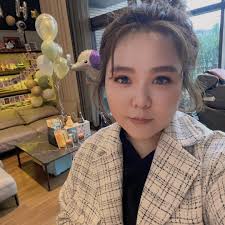 Nami Lin updated her profile picture.