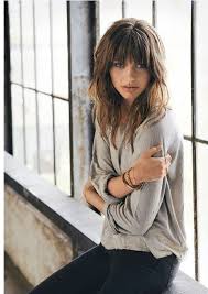 Pour vous inspirer, nous avons sélectionné pour vous les coiffures avec coupe cheveux mi. 35 Modeles De Coiffure Avec Frange Sur Cheveux Courts Ou Longs