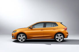 Sisätilat ovat miellyttävän leveät, ja kookas panoraamakattoikkuna saa tilat vaikuttamaan vieläkin suuremmilta. Skoda Fabia Skoda Storyboard
