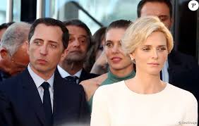Il n'aura échappé à personne que la princesse charlene n'ait jamais vraiment semblé fleurir en principauté, bien que ces derniers mois, elle montrait un sourire sur les photos pour la première fois. Gad Elmaleh Charlotte Casiraghi Et La Princesse Charlene De Monaco Enceinte Arrivant A La Soiree Pour L Inauguration Du Nouveau Yacht Club De Monaco Port Her Purepeople