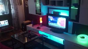 Lilafarbene led streifen hinter der hochglanz weißen wohnwand Ikea Led Dioder Wohnzimmer Indirekte Beleuchtung Living Room Wohnwand Youtube