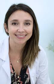 Ella es nuestra querida Dra. Nicole Cerda. Especialista en periodoncia y  cirujano dentista. Junto a ella, tendrás asegurado un momento agradable. La  Dra. Nicole te guiará con toda la información y ...