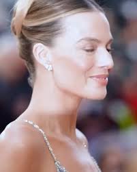 Margot Robbie deslumbra en Londres con un impactante vestido en homenaje a  Armani ❤️, Con motivo de la premiere de su último trabajo, ‘A Big Bold  Beautiful Journey’, #margotrobbie #quepelivemoshoy