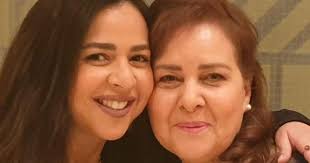 ظهرت الفنانة المصرية إيمي سمير غانم في صورة عائلية مع والدها الفنان سمير غانم ووالدتها الفنانة. Et Ø¨Ø§Ù„Ø¹Ø±Ø¨ÙŠ Ø¥ÙŠÙ…ÙŠ Ø³Ù…ÙŠØ± ØºØ§Ù†Ù… ØªØ¯Ø¹Ùˆ Ù„ÙˆØ§Ù„Ø¯ØªÙ‡Ø§ Ø¯Ù„Ø§Ù„ Ø¹Ø¨Ø¯ Ø§Ù„Ø¹Ø²ÙŠØ² ÙˆØªÙˆØ¬Ù‡ Ø±Ø³Ø§Ù„Ø© Ù„ÙˆØ§Ù„Ø¯Ù‡Ø§ Ø§Ù„Ø±Ø§Ø­Ù„ Ø­Ø¨ÙŠØ¨ÙŠ Ø¨Ø­Ø¨Ùƒ ÙŠØ§ Ø£Ø·ÙŠØ¨ Ø±Ø§Ø¬Ù„ ÙÙŠ Ø§Ù„Ø¹Ø§Ù„Ù… Ø±Ø¨Ù†Ø§ ÙŠØ±Ø­Ù…Ùƒ ÙŠØ§ Ø¨Ø§Ø¨ÙŠ Ùˆ ØªÙƒÙˆÙ† ÙÙŠ Ø§Ù„Ø¬Ù†Ø© Ø§Ù†Ø´Ø§Ø¡Ø§Ù„Ù„Ù‡