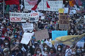 Jovem pan > notícias > política > manifestação contra o governo bolsonaro fecha a avenida para garantir a segurança dos cidadãos, foram mobilizados policiais do batalhão territorial e de unidades. Em Curitiba Mais De 7 Mil Pessoas Ocupam As Ruas Para Politica