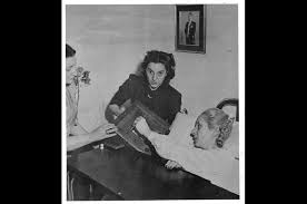 Rogamos por su descanso en paz tras años de lucha conmovedora y desigual contra la enfermedad, dijo el cantante sobre la madre de sus cuatro hijos: Homenajearon A Maria Eugenia Alvarez La Enfermera De Evita Diario La Union Informando Desde 1897