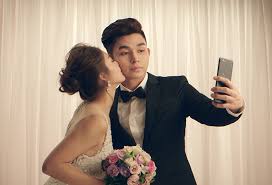 Mới đây, ngô kiến huy và jun phạm cùng nhiều bạn bè trong showbiz đã có mặt để chúc mừng em gái thân thiết là sam lên chức doanh nhân. V Live