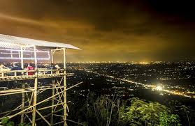 Pemandangan ini indah sekali karena ketika menjelang malam hari dan langit mulai petang. Wisata Malam Di Bukit Dengan Pemandangan Kota Yang Indah