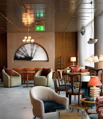Wat je steeds vaker ziet, zijn horecazaken met een ratjetoe aan stoelen en tafels. Bart Bouwt Interieur Inspiratie Soho Home Barts Boekje