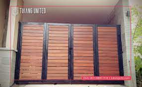 Pagar ini bisa anda aplikasikan pada rumah material utama pada pagar lipat di atas adalah besi sebagai rangka pagar, dan plat kayu terbentuk secara melintang horizontal dengan warna putih. Pintu Lipat Kayu Bengkirai Murah Mulai Rp 600 000 M2