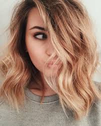 Idee Coiffure Cheveux Couleur Blond Cuivre Carre Plongeant Ondule Boucles Legeres Coiffu Frisuren Frisur Ideen Balayage