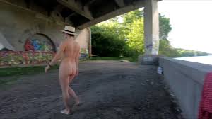 露出狂の女の子がモスクワのRiverヌーディストビーチを歩く Serebryany Bor