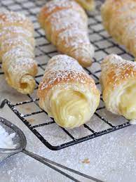Italian Cream Stuffed Cannoncini Puff Pastry Horns In 2020 Puff Pastry Recipes Cannoli Recipe Puff Pastry Desserts
