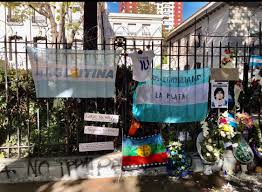 Un avión militar cae al mar con 21 personas a bordo; Argentina En Chile En Twitter Duelo Nacional Asi Luce La Embajada Y La Residencia Argentina En Chile Con Las Banderas A Media Asta Y Las Ofrendas Para Despedir Al Eterno Diego Armando