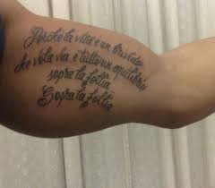 A distanza di qualche anno dal suo quarantennale, vasco rossi, oltre che ad essere uno dei pù celebri cantautori italiani ed essersi fatto conoscere per le sue canzoni, ha sempre fatto parlare di. Tatuaggi Le Piu Belle Frasi Di Vasco Rossi Incise Sulla Pelle Tatuaggi Frasi E Foto