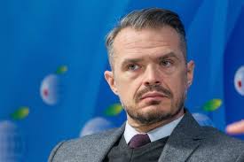 Sławomir nowak jest oskarżany przez prawo i sprawiedliwość o brak nadzoru nad rynkiem lotniczym w polsce. Slawomir Nowak Zdradza Jak Wyglada Jego Zycie Na Ukrainie