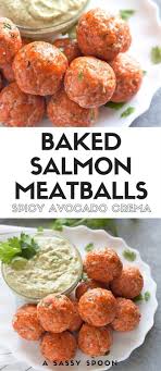 Easy To Make Baked Salmon Meatballs Made With Fresh Salmon And Served With A Spicy Avocado Crema Ready In Jus Salmon Meatballs Salmon Recipes Salmon Appetizer