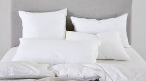 Namun ada juga kekurangannya, yaitu bantal jenis ini dapat menghasilkan debu yang dapat mengganggu pernapasan kamu. 6 Tips Pilih Bantal Tidur Yang Sehat Untuk Kenyamanan Hotel Di Rumah
