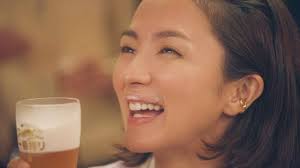 満島ひかり キリン一番搾り Cm 満島ひかり 焼き鳥篇 焼き鳥のにおいへとビールが私を誘ってくるのよ Cm曲 茶色 満島ひかり Cm Bb Navi