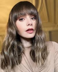 Emily in Paris" phần 3: Lật mở ý nghĩa sự thay đổi phong cách trang điểm  của nàng thơ nước Pháp