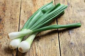 Kalau mau mencoba, anda hanya memerlukan daun bawang atau daun prei yang masih berakar lalu gelas berisikan air. 5 Tips Menyimpan Daun Bawang Agar Kesegarannya Bertahan Lebih Lama