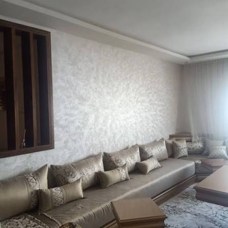Salon marocain moderne avec peinture blanche et décoration contemporaine élégante