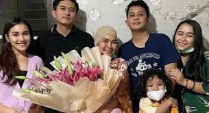 Listen to ayu ting ting | soundcloud is an audio platform that lets you listen to what you love and share the sounds you create. Dibocorkan Ivan Gunawan Ayu Ting Ting Dan Adit Jayusman Putus