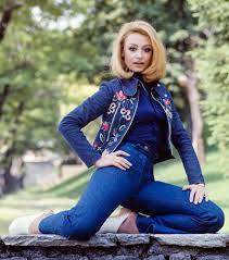 Raffaella carrà canta fidati sigla del programma tv buonasera raffaella del 1985 in onda in prima serata su rai1. Raffaella Carra 77 Anni A Pieno Ritmo Foto Io Donna