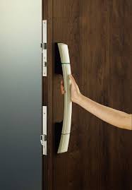 玄関ドアのラッチや取っ手の交換費用はどのくらい？ | 新潟の窓・玄関ドアリフォーム専門店 窓屋窓助｜新潟県長岡市