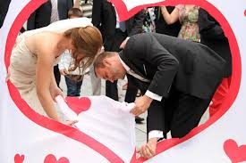 Genial Die Top 50 Der Besten Hochzeitsspiele Mit Denen Ihr Bei Jeder Hochzeitsfeier Eine Ausgelassene Stimmung Zaubert Hochzeit Spiele Hochzeit Brauche Uberraschung Hochzeit