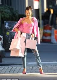 Guardatela in alto, in tutto il suo arancione splendore. Irina Shayk Spotted Shooting For Victoria S Secret In New York City Geeky Craze