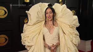 A Rollercoaster Of Tears For Noah Cyrus At Grammys Youtube