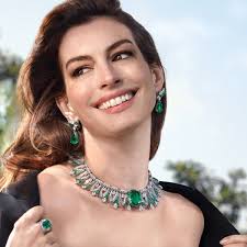 Lisa de Blackpink luce como princesa en un vestido amarillo y joyas Bulgari 