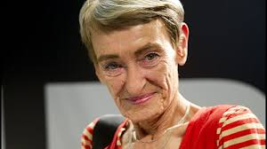 Det svenske enebarn, som så mange kender, er snarere tænksomt, nysgerrigt, indadvendt og selvstændigt, og i over 40 år har gunilla bergströms bøger om den lille dreng i betonbyggeriet begejstret sit publikum. B5vlb3s1ccn5zm
