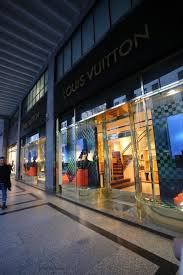 Mercoledì pomeriggio la polizia ha arrestato un cittadino romeno di 22 anni responsabile del furto di una borsa di ingente valore all'interno della boutique gucci di via roma. Rivoluzione Nello Shopping In Via Roma Trasloca Anche La Maison Louis Vuitton La Repubblica