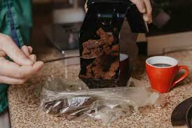 Si vous ne consommez pas de café, vous pouvez toujours vous en procurer au bistrot du coin et profiter de ses nombreux bienfaits. 14 Astuces Simples Pour Reutiliser Le Marc De Cafe